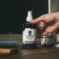 The Bluebeards Revenge Fixing Spray -Produits De Soins the bluebeards revenge fixing spray spray fixateur pour cheveux 2